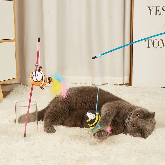 Random Printed Feather Fish Teaser Toy with Plastic Stick for Pet Cat