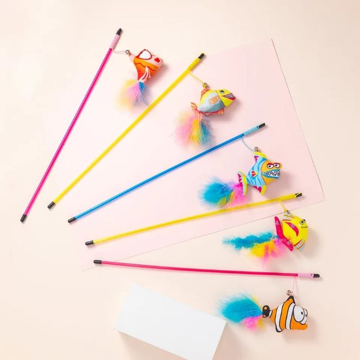 Random Printed Feather Fish Teaser Toy with Plastic Stick for Pet Cat