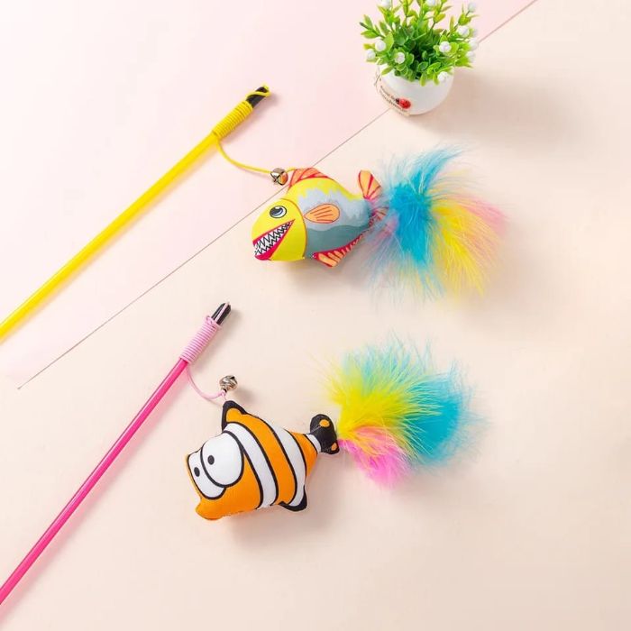 Random Printed Feather Fish Teaser Toy with Plastic Stick for Pet Cat